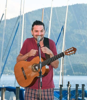Concert of the Peter Mayer Hofkapelle, in the boatyard Frauscher in Gmunden, in the context of the Salzkammergut Festwochen Gmunden, on 09 07 21 The picture shows Peter Mayer during a speech 2021 Concert of the Peter Mayer Hofkapelle, in the boatyard Frauscher in Gmunden, in the context of the Salzkammergut Festwochen Gmunden, on 09 07 21