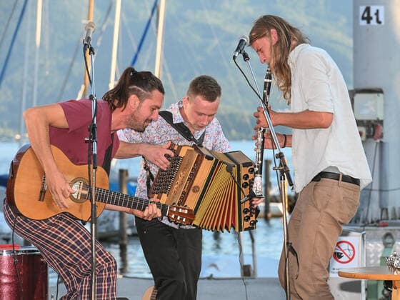 Concert of the Peter Mayer Hofkapelle, In the Bootswerft Frauscher in Gmunden, in the context of the Salzkammergut Festwochen Gmunden, on 09 07 21 The picture shows from l to r Peter Mayer, guitar and vocals, Andreas Jamnik, Styrian harmonica and vocals, Michl Dumfarth, clarinet 2021 Concert of the Peter Mayer Hofkapelle, In the B