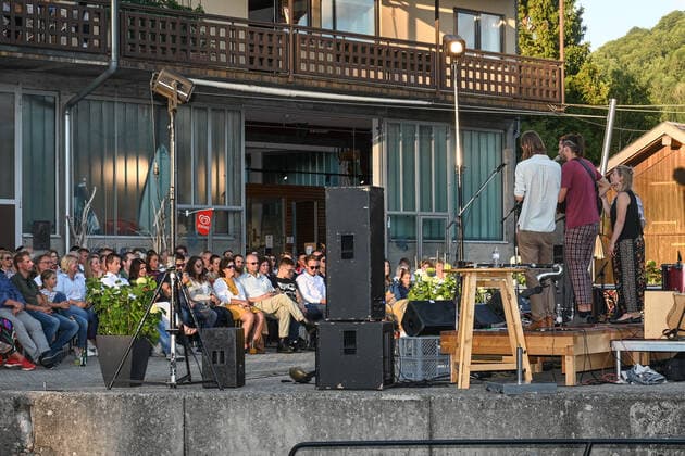 Concert of the Peter Mayer Hofkapelle, In the boatyard Frauscher in Gmunden, in the context of the Salzkammergut Festwochen Gmunden, on 09 07 21 The picture shows the music group in front of the audience 2021 Concert of the Peter Mayer Hofkapelle, In the boatyard Frauscher in Gmunden, in the context of the Salzkammergut Festwochen Gmunden, on 09 07 21