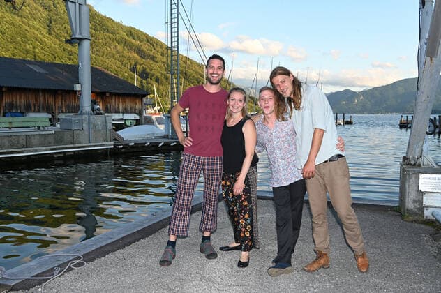 Concert of the Peter Mayer Hofkapelle, In the boatyard Frauscher in Gmunden, in the context of the Salzkammergut Festwochen Gmunden, on 09 07 21 The picture shows from l to r Peter Mayer, Nora, Mayer, Andreas Jamnik, Michl Dumfarth in front of the Traunsee 2021 Concert of the Peter Mayer Hofkapelle, In the boatyard Frauscher in Gmunden, in the context of the Salzka