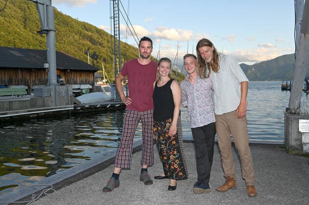 Concert of the Peter Mayer Hofkapelle, In the boatyard Frauscher in Gmunden, in the context of the Salzkammergut Festwochen Gmunden, on 09 07 21 The picture shows from l to r Peter Mayer, Nora, Mayer, Andreas Jamnik, Michl Dumfarth in front of the Traunsee 2021 Concert of the Peter Mayer Hofkapelle, In the boatyard Frauscher in Gmunden, in the context of the Salzka