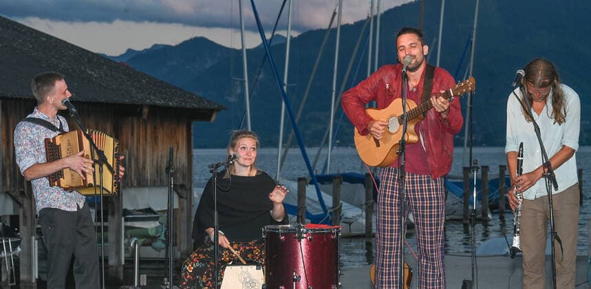 Concert of the Peter Mayer Hofkapelle, In the Bootswerft Frauscher in Gmunden, as part of the Salzkammergut Festwochen Gmunden, on 09 07 21 The picture shows from l to r Andreas Jamnik, Styrian harmonica and vocals, Nora Mayer, vocals and percussion, Peter Mayer, guitar and vocals, Mic