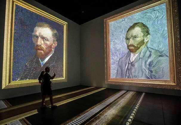 Bilder des Jahres 2021, Entertainment 07 Juli Entertainment Bilder des Tages July 9, 2021, EDMONTON, ab, Canada: People look over the Imagine Van Gogh Immersive Exhibition in Edmonton, on Friday, July 9, 2021. EDMONTON Canada  - ZUMAc35_ 20210709_zaf_c35_143 Copyright: xJasonxFransonx