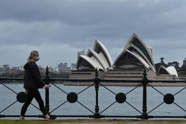 NSW COVID19 LOCKDOWN RESTRICTIONS, A pedestrian walks past the Sydney Opera House in Sydney, Saturday, July 10, 2021. Tough new restrictions are now in place for Greater Sydney after another spike in COVID-19 cases. ( NO ARCHIVING, EDITORIAL USE ONLY, NO USE IN BOOKS WITHOUT CONSENT SYDNEY NSW AUSTRALIA  Copyright: xMICKxTSIKASx 20210710001556199250