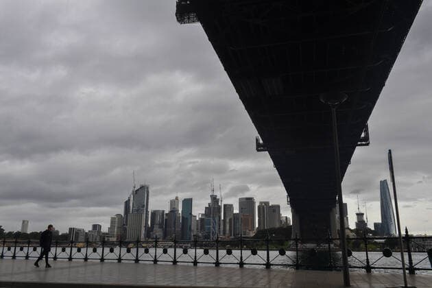 NSW COVID19 LOCKDOWN RESTRICTIONS, A pedestrian under the Sydney Harbour Bridge in Sydney, Saturday, July 10, 2021. Tough new restrictions are now in place for Greater Sydney after another spike in COVID-19 cases. ( NO ARCHIVING, EDITORIAL USE ONLY, NO USE IN BOOKS WITHOUT CONSENT SYDNEY NSW AUSTRALIA  Copyright: xMICKxTSIKASx 20210710001556199280