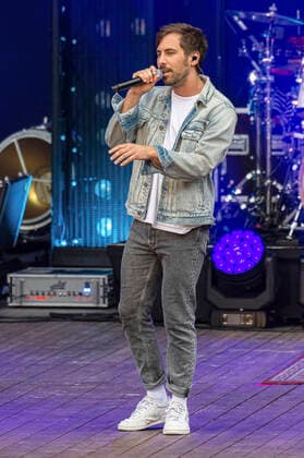 Max Giesinger live at the Endlich Akustik Open Air concert at the open air stage Junge Garde Dresden, 09 07 2021 Foto:xM.xWehnertx xFuturexImage