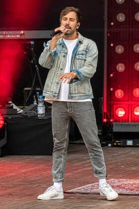 Max Giesinger live at the Endlich Akustik Open Air concert at the open air stage Junge Garde Dresden, 09 07 2021 Foto:xM.xWehnertx xFuturexImage