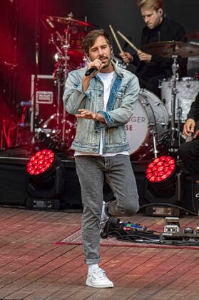 Max Giesinger live at the Endlich Akustik Open Air concert at the open air stage Junge Garde Dresden, 09 07 2021 Foto:xM.xWehnertx xFuturexImage