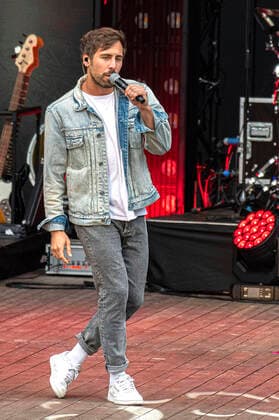 Max Giesinger live at the Endlich Akustik Open Air concert at the open air stage Junge Garde Dresden, 09 07 2021 Foto:xM.xWehnertx xFuturexImage