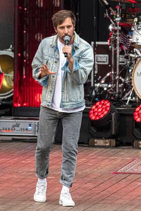 Max Giesinger live at the Endlich Akustik Open Air concert at the open air stage Junge Garde Dresden, 09 07 2021 Foto:xM.xWehnertx xFuturexImage