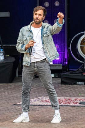 Max Giesinger live at the Endlich Akustik Open Air concert at the open air stage Junge Garde Dresden, 09 07 2021 Foto:xM.xWehnertx xFuturexImage