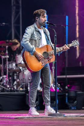 Max Giesinger live at the Endlich Akustik Open Air concert at the open air stage Junge Garde Dresden, 09 07 2021 Foto:xM.xWehnertx xFuturexImage