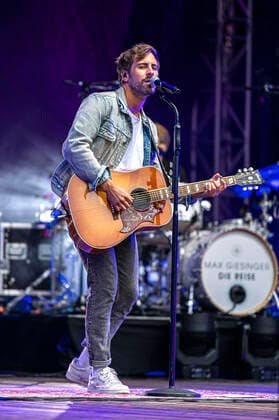 Max Giesinger live at the Endlich Akustik Open Air concert at the open air stage Junge Garde Dresden, 09 07 2021 Foto:xM.xWehnertx xFuturexImage