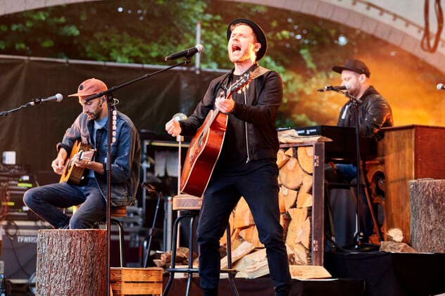 Johannes Oerding live as part of the concert series Back on Stage at the Gilde Parkbühne Hannover, 09 07 2021 Foto:xU.xStammx xFuturexImage