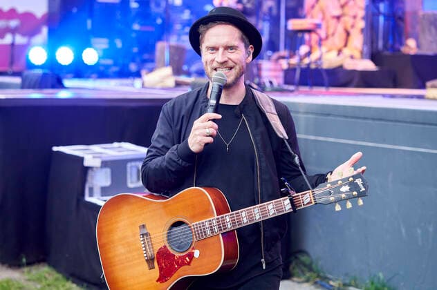 Johannes Oerding live as part of the concert series Back on Stage at the Gilde Parkbühne Hannover, 09 07 2021 Foto:xU.xStammx xFuturexImage