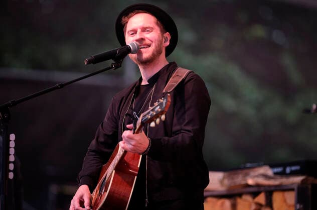 Johannes Oerding live as part of the concert series Back on Stage at the Gilde Parkbühne Hannover, 09 07 2021 Foto:xU.xStammx xFuturexImage