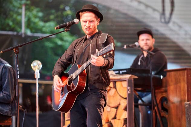 Johannes Oerding live as part of the concert series Back on Stage at the Gilde Parkbühne Hannover, 09 07 2021 Foto:xU.xStammx xFuturexImage
