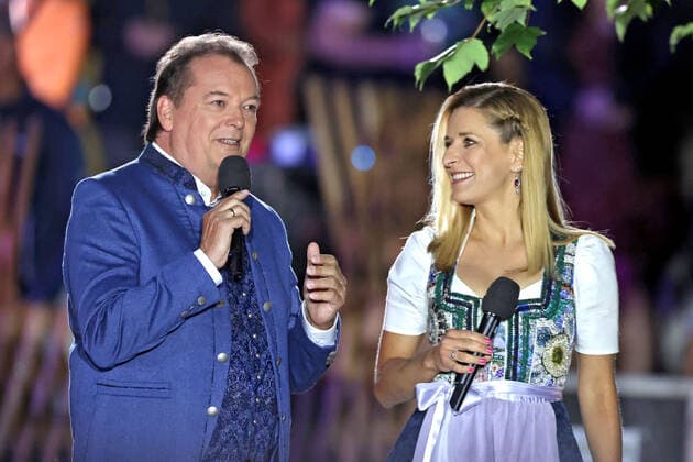 ORF Wenn die Musi spielt host Arnulf Prasch and singer Stefanie Hertel during the dress rehearsal for the music open air Wenn die Musi spielt on 09 07 2021 in Bad Kleinkirchheim 20210710BOS0052