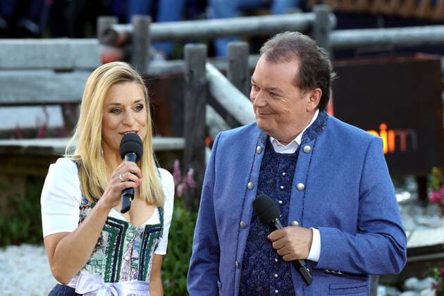 ORF Wenn die Musi spielt host Arnulf Prasch and singer Stefanie Hertel during the dress rehearsal for the music open air Wenn die Musi spielt on 09 07 2021 in Bad Kleinkirchheim 20210710BOS0008