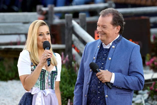 ORF Wenn die Musi spielt host Arnulf Prasch and singer Stefanie Hertel during the dress rehearsal for the music open air Wenn die Musi spielt on 09 07 2021 in Bad Kleinkirchheim 20210710BOS0010