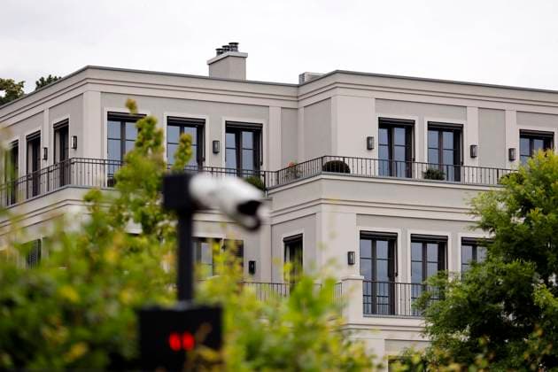 Das Areal Beckers Garten ist ein Luxusquartier am Rüngsdorfer Rheinufer in Bonn, welches als Gated Community über eine 24 7 Videoüberwachung verfügt und seinen Bewohnern Luxus wie Waschplätze für Hunde und Bentley-Service für Spritztouren bietet. Hier wohnt man in exklusiven Penthouse und gehobenen Wohnungen mit Rheinblick - hier zu sehen aufgenommen aus dem öffentlichen Raum von außerhalb des Areals. (Themenbild, Symbolbild) Bonn, 08.07.2021 *** The area Beckers garden is a luxury quarter at the Rüngsdorfer Rhine bank in Bonn, which has a 24 7 video monitoring as a gated community and offers to its inhabitants luxury like washing places for dogs and Bentley service for splash tours Here one lives in exclusive penthouse and eleva Foto:xC.xHardtx xFuturexImage