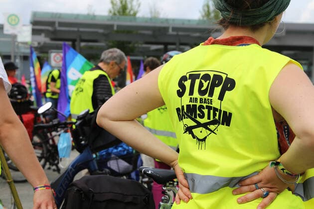 Bilder des Jahres 2021, News 07 Juli News Bilder des Tages Fahrraddemo Friedenscamp Ramstein 2021: Unter dem Motto Stopp Air Base Ramstein fand am Samstag eine Fahrrad-Demo, durchgeführt als Sternfahrt von den Startpunkten Kaiserslautern, Kusel, Pirmasens und Homburg, statt *** Bicycle demonstration Peace Camp Ramstein 2021 Under the motto Stop Air Base Ramstein a bicycle demonstration took place on Saturday, carried out as a rally from the starting points Kaiserslautern, Kusel, Pirmasens and Homburg. Copyright: xx