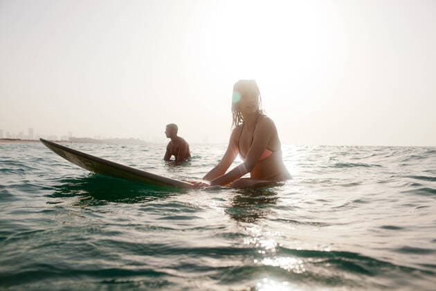 IMAGO Creative: Sommer Sport - Strand Expat couple surfing at sea.  Copyright: xKatarinaxPremfors arabianEyex APKPRF18028