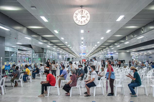 News Bilder des Tages July 11, 2021, Bangkok, Thailand: People wait to be vaccinated with AstraZeneca vaccine during a vaccination against COVID-19 at Bang Sue Grand Station in Bangkok. .Thailand has a record high of 86 new Covid-19 fatalities and 9,539 new cases over the past 24 hours, the Public Health Ministry reported. Bangkok Thailand - ZUMAs197 20210711_zaa_s197_080 Copyright: xPeeraponxBoonyakiatx