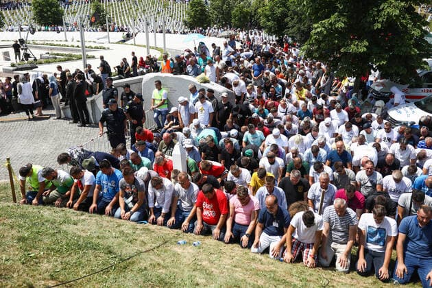 Bilder des Jahres 2021, News 07 Juli News Bilder des Tages Bosnia marks 26th anniversary of Srebrenica genocide Bosnia marks 26th anniversary of Srebrenica genocide. After the funeral, the burial of 19 newly identified victims of the Srebrenica genocide was completed. Thousands of people in Bosnia and Herzegovina have gathered to commemorate the 1995 Srebrenica massacre, Europe™s only acknowledged genocide since World War II, and bury 19 newly identified victims., in Potocari, Bosnia and Herzegovina, on July 11, 2021. ArminxDurgut PIXSELL