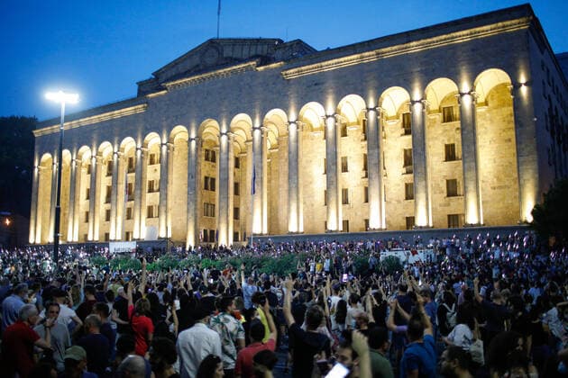 Bilder des Jahres 2021, News 07 Juli News Bilder des Tages TBILISI, GEORGIA - JULY 11, 2021: Activists rally outside the Georgian Parliament building and demand Prime Minister Irakly Garibashvili s resignation over TV Pirveli journalist Lekso Lashkarava s death. David Mdzinarishvili TASS  TS107E4E