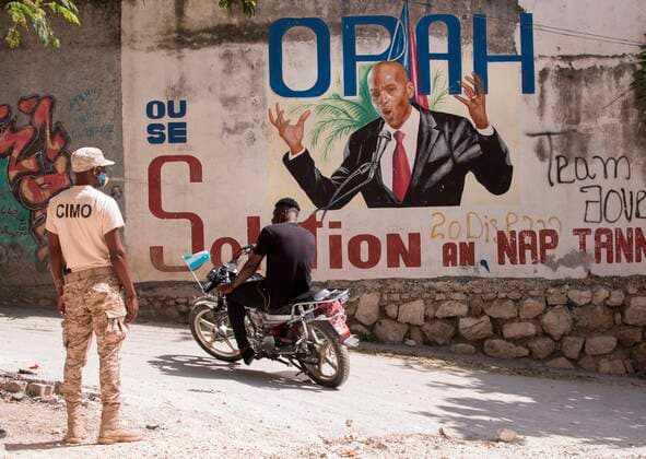 Bilder des Jahres 2021, News 07 Juli News Bilder des Tages Port-au-Prince (Haiti), 11 07 2021.- A policeman guards the access to the house of the assassinated president Jovenel Moise today, in Port-au-Prince, Haiti, 11 July 2021. Port-au-Prince breathes a relative calm this Sunday after the social and political crisis unleashed by the assassination of Haitian President Jovenel Moise and despite the call by the leader of the most powerful armed gang in the country to protests for Monday. Relative normality in Port-au-Prince despite call for demonstrations for Monday !ACHTUNG: NUR REDAKTIONELLE NUTZUNG!  Copyright: xOrlandoxBarriax AME1675 20210711-2373e67c9c71c6548ce4fba327820ff0d856e1d3
