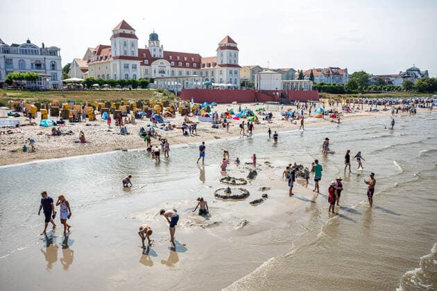 Bilder des Jahres 2021, News 07 Juli News Bilder des Tages Urlaub an der Ostsee. Im Ostseebad Binz auf der Insel Rügen sind die Touristen eingekehrt und genießen bei herrlichem Sonnenschein ihren wohlverdienten Urlaub. Blick auf das Kurhaus von der Seebrücke aus. Im Vordergrund spielen Kinder in der Ostsee und bauen Sandburgen. GER, Insel Rügen, Rügen, Ostseebad Binz, Binz, Vorpommern, Mecklenburg-Vorpommern, Urlaub, Reise, Tourismus *** Vacation at the Baltic Sea In the Baltic Sea bath Binz on the island Rügen the tourists have arrived and enjoy with marvellous sunshine their well-deserved vacation View of the Kurhaus from the pier In the foreground children play in the Baltic Sea and build sand castles GER, island Rügen, Rügen, Baltic Sea bath Binz, Binz, Western Pomerania, Mecklenburg W