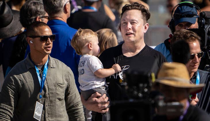 Bilder des Jahres 2021, Entertainment 07 Juli Entertainment Bilder des Tages July 11, 2021, Albuquqerque, NEW MEXICO, USA: .Spaceport America launched the first fully-crewed flight Saturday morning when it launched from the famous runway in the New Mexican desert. Pictured is Elon Musk(Cq) walking near the terminal as he looks for a good spot to watch the launch..Upham , New Mexico. ( Albuquerque Journal. Albuquqerque USA - ZUMAab1_ 20210711_zaf_ab1_011 Copyright: xRobertoxE.xRosalesx