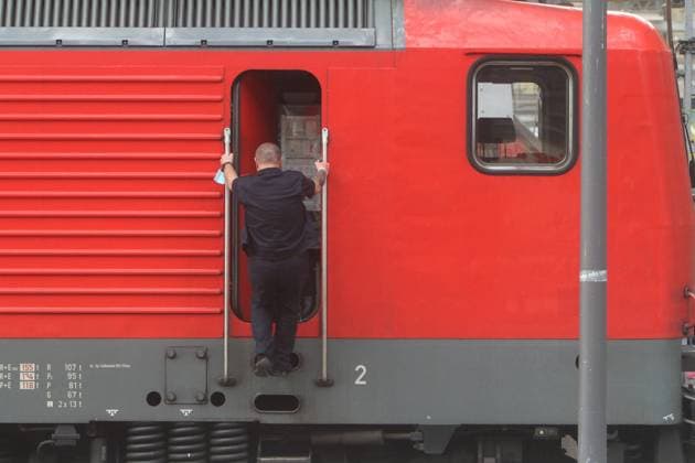 Lokführer der DB Deutsche Bahn beim Verlassen des Führerstand s einer Elektrolok im Hauptbahnhof Frankfurt, Hessen, Deutschland *** Locomotive driver of DB Deutsche Bahn leaving the drivers cab of an electric locomotive at Frankfurt main station, Hesse, Germany