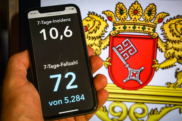 Coronavirus in Deutschland - Covid-19-Dashboard des Robert Koch-Institut DEU, Deutschland, Bremen, 12.07.2021: Die 7-Tage-Inzidenz für das Bundesland (Fälle letzte 7 Tage 100.000 EW) wird auf einem iPhone angezeigt, im Hintergrund das Landeswappen