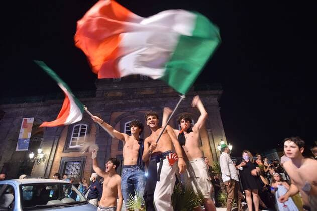 Bilder des Jahres 2021, News 07 Juli News Bilder des Tages News Bilder des Tages Foto IPP Felice De Martino Napoli 12 07 21 Calcio Festeggiamenti per il centro di Napoli dopo la vittoria degli europei da parte dell Italia Nella foto: Festeggiamneti dopo la vittoria degli europei Italy Photo Press World Copyright *** Photo IPP Felice De Martino Naples 12 07 21 Football Celebrations in the center of Naples after the victory of the Europeans by Italy In the photo Celebrations after the victory of the Europeans Italy Photo Press World Copyright  0