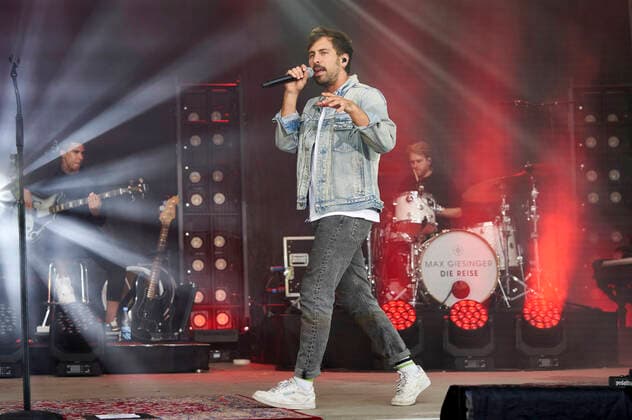 Max Giesinger live as part of the concert series Back on Stage at the Gilde Parkbühne Hannover, 11 07 2021 Foto:xU.xStammx xFuturexImage