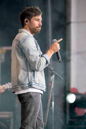 Max Giesinger live as part of the concert series Back on Stage at the Gilde Parkbühne Hannover, 11 07 2021 Foto:xU.xStammx xFuturexImage