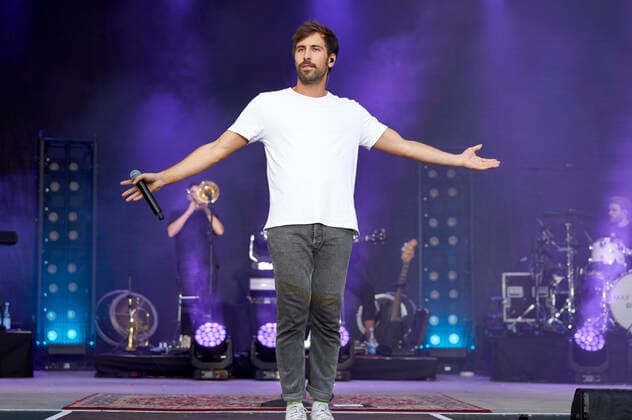 Max Giesinger live as part of the concert series Back on Stage at the Gilde Parkbühne Hannover, 11 07 2021 Foto:xU.xStammx xFuturexImage