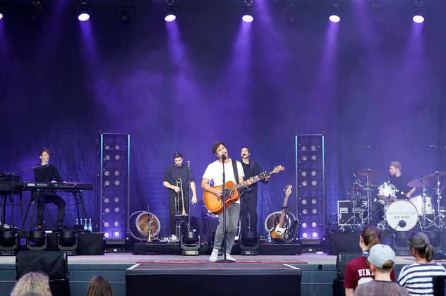 Max Giesinger live as part of the concert series Back on Stage at the Gilde Parkbühne Hannover, 11 07 2021 Foto:xU.xStammx xFuturexImage