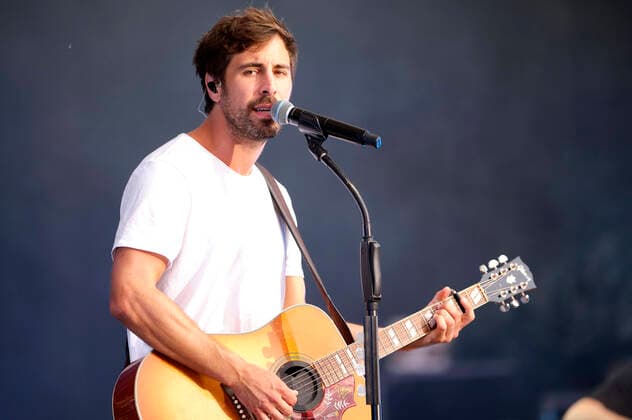 Max Giesinger live as part of the concert series Back on Stage at the Gilde Parkbühne Hannover, 11 07 2021 Foto:xU.xStammx xFuturexImage