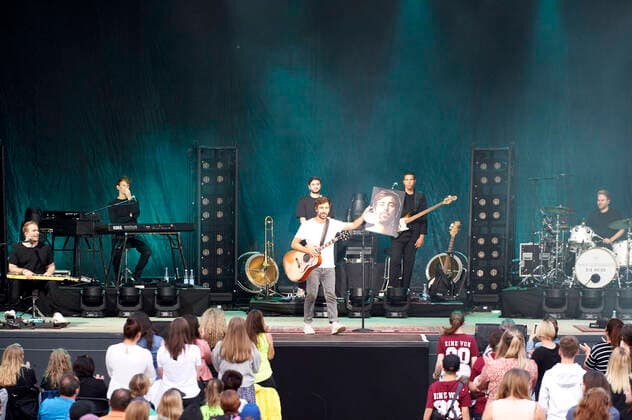 Max Giesinger live as part of the concert series Back on Stage at the Gilde Parkbühne Hannover, 11 07 2021 Foto:xU.xStammx xFuturexImage