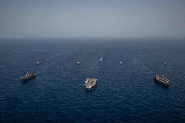 Bilder des Jahres 2021, News 07 Juli News Themen der Woche KW28 GULF OF ADEN (July 12, 2021) Ships of the UK Carrier Strike Group, USS Ronald Reagan Carrier Strike Group, and Iwo Jima Amphibious Ready Group operate in formation in the Gulf of Aden, July 12. UK, Dutch and U.S. naval forces conducted an integrated at-sea exercise designed to enhance maritime interoperability and demonstrate naval integration through a series of training scenarios. ( ) Where: Gulf of Aden When: 12 Jul 2021 Credit: US Navy Cover-Images.com **Editorial Use Only** Copyright: xx 41582259 EDITORIAL USE ONLY. NOT FOR USE BY NEWSPAPERS BASED IN THE UK.