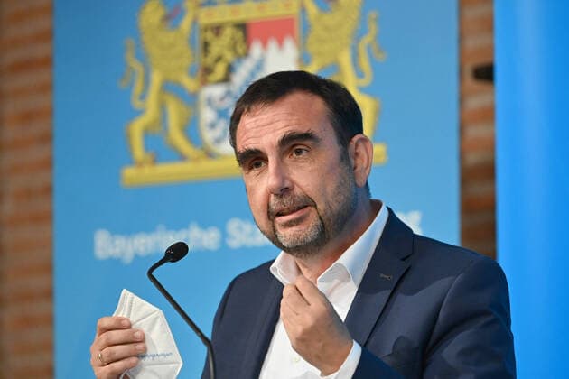 Klaus HOLETSCHEK CSU,Minister of Health Bavaria ,Gesture, single image,cropped single image,portrait,portrait press conference of the Bavarian State Government after cabinet meeting on 13 07 2021 in the Prinz Carl Palais in Munich