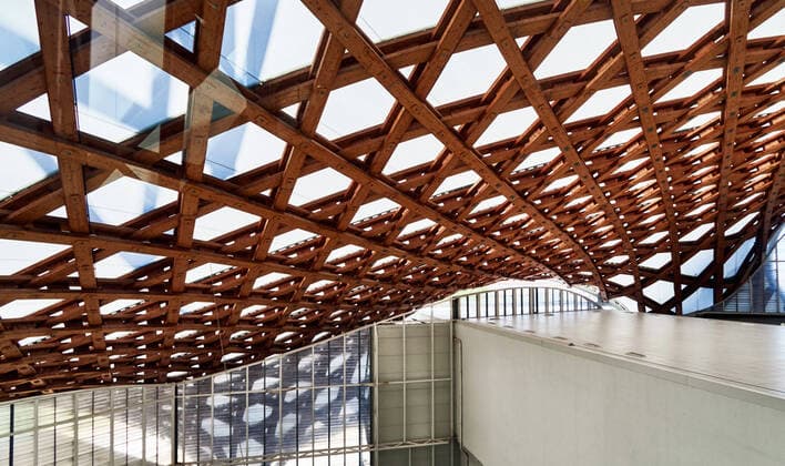 Architektur von Shigeru Ban France, Metz city, wooden roof framing in The Center Pompidou-Metz is a public institution of cultural art cooperation, of styles: Modern Architecture, Postmodernism, Structural Expressionism, Architects: Architects: Philip Gumuchdjian, Jean de Gastines, Shigeru Ban, open in 2010 forxanyxinformationxaboutxthisximagexpleasexcontactxredazione@agf-foto.it 1007_12_241CMH07240