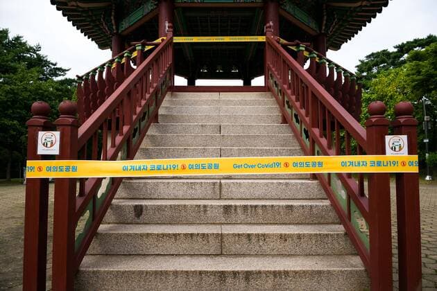 Coronavirus in Südkorea, Eindrücke aus Bucheon July 13, 2021, Bucheon, Bucheon, South Korea: A pavilion in Yeouido Park in Seoul is taped off as South Korea enters its second day of pseudo-lockdown amid a string of record number of coronavirus cases. Bucheon South Korea - ZUMAh163 20210713_znp_h163_003 Copyright: xJintakxHanx