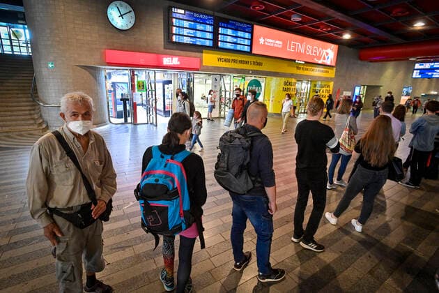 People queue to be jabbed here and now in front of the vaccination center against covid-19 in Prague Main Railway Station, Czech Republic, on Wednesday, July 14, 2021. Further such vaccination centres are to open at railway stations in Czechia, mainly in regional capitals and important transport hubs. (CTKxPhoto VitxSimanek) CTKPhotoP2021071403462  VIS 003
