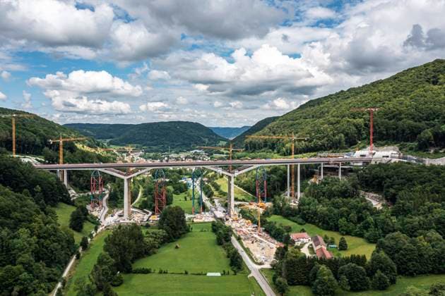 Bilder des Jahres 2021, News 07 Juli News Themen der Woche KW28 News Bilder des Tages Eine der höchsten Eisenbahnbrücken in Deutschland ist fertig gebaut. Die rund 500 Meter lange Filstalbrücke ist Teil der künftigen Hochgeschwindigkeitsstrecke Stuttgart - Ulm. Mit einem Festakt feierte die Bahn den Brückenschlag in 85 Metern Höhe. Damit ist die Brücke nach Bahnangaben die dritthöchste Eisenbahnbrücke in Deutschland. Im Dezember 2022 rollen hier die ersten Züge. Drohnenaufnahme. Deutschland, Baden-Württemberg, Mühlhausen im Täle, 14.07.2021. *** One of the highest railway bridges in Germany has been completed The approximately 500-metre-long Filstal Bridge is part of the future high-speed line Stuttgart Ulm The railway celebrated the bridges 85-metre-high crossing with a ceremony According to the railway
