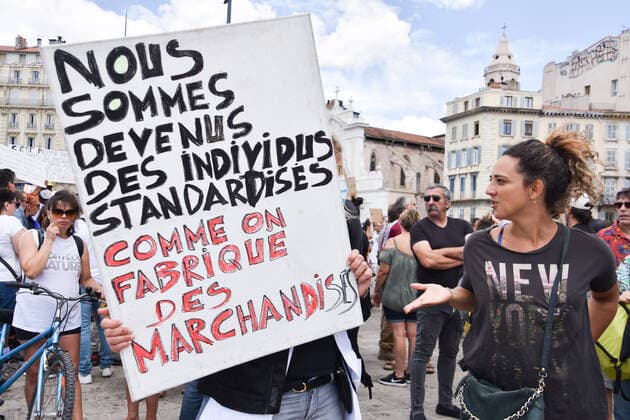 Coronavirus in Frankreich, Protest gegen Gesundheitspass in Marseille July 14, 2021, Marseille, France: A protester holds a placard during the demonstration against the health pass in Marseille. Marseille France - ZUMAs197 20210714_zaa_s197_073 Copyright: xGerardxBottinox