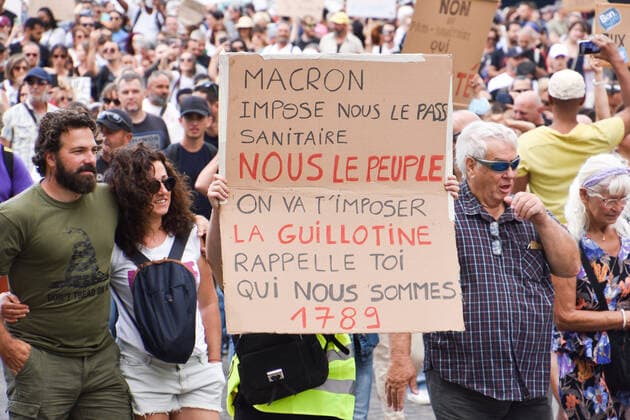 Coronavirus in Frankreich, Protest gegen Gesundheitspass in Marseille July 14, 2021, Marseille, France: A protester holds a placard during the demonstration against the health pass in Marseille. Marseille France - ZUMAs197 20210714_zaa_s197_074 Copyright: xGerardxBottinox